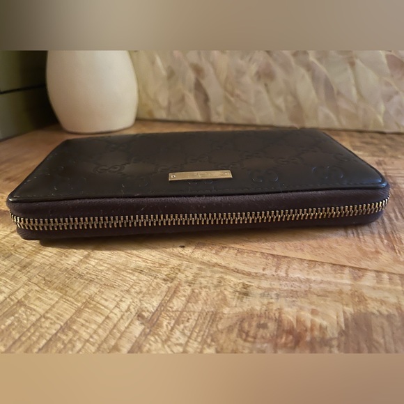 GUCCI Embossed Signature GG Leather Zippy Long Wallet - Picture 5 of 8